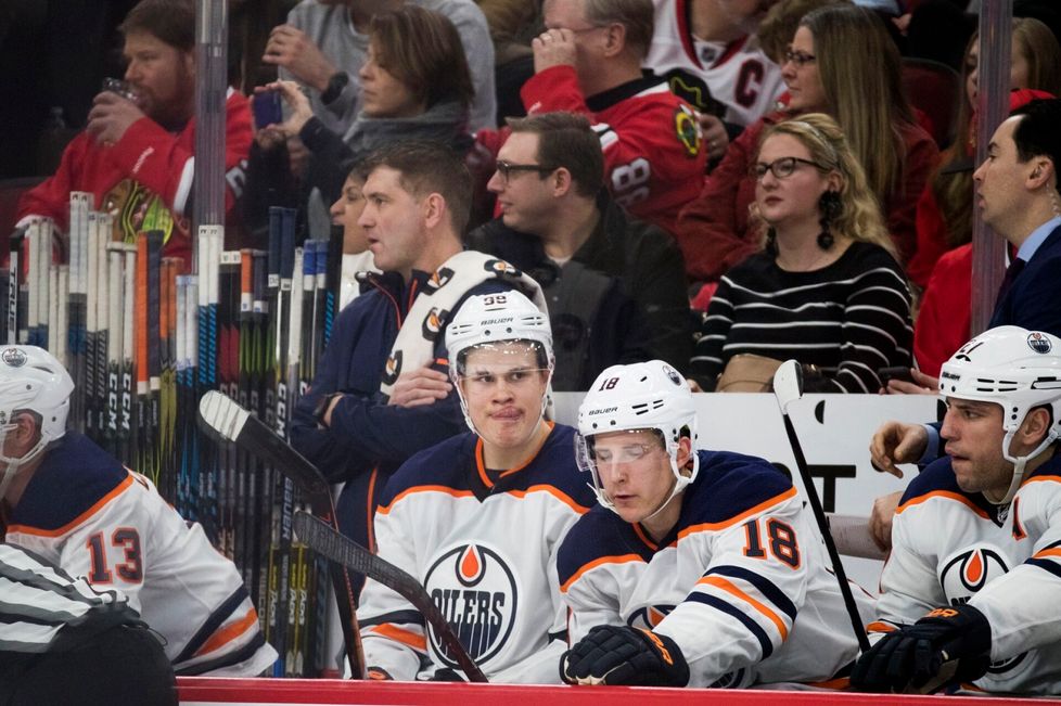 Jesse Puljujärven kieli lipoi Oilersin penkillä talvella 2018.