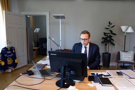 IS kuvasi ministeri Marttisen tämän työhuoneessa elokuun puolivälissä. Taustalla näkyvät sama kumiviikuna ja Alvar Aallon suunnittelema jalkalamppu.