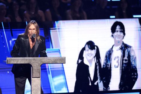 Iggy Pop esitteli Rock and Roll Hall of Fameen nimetyn The White Stripesin lauantaina Los Angeleissa järjestetyssä seremoniassa.