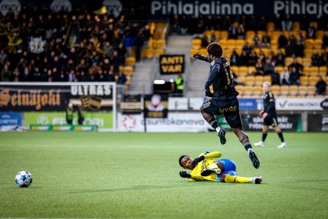 Kevin Nyarko puski SJK:n avausmaalin Gnistania vastaan. Kuvassa Nyarko karkaa Rachide Gnanoulta.