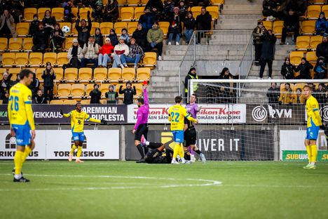 IF Gnistanin maalivahti Álex Craninx sai Peiman Simanilta punaisen kortin Seinäjoella.