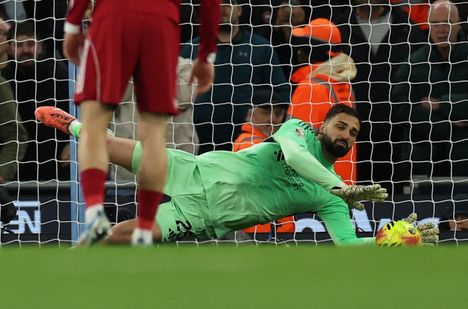 Liverpoolin Giorgi Mamardashvili torjui Erling Haalandin rangaistuspotkun, mutta joutui antautumaan Manchester Cityä vastaan kolmesti.