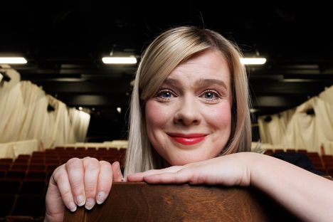 Riikka Oksanen on pitkän linjan Ryhmis-fani. Häntä innostaa se, että pienen kokonsa ja sitoutuneiden työntekijöidensä avulla Ryhmäteatteri pystyy tarttumaan nopeastikin uusiin aiheisiin.