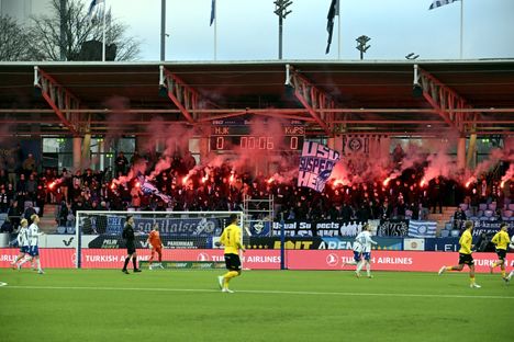 Tuomari keskeytti tulisen ottelun kahdesti.