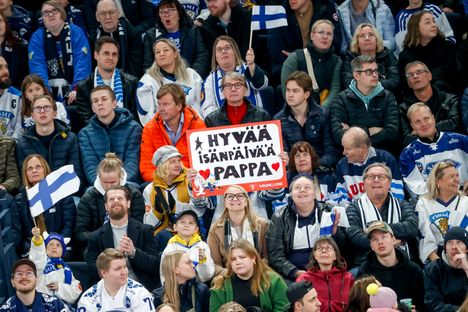 Leijonat veti areenaan peräkkäisinä iltoina yli 10 000 katsojaa. Osa välitti myös terveisiä.