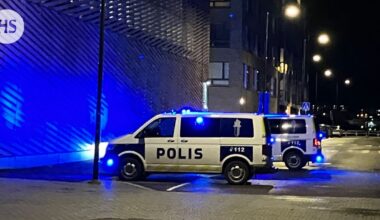Poliisilla tehtävä pysäköintitalolla, josta kaksi tyttöä putosi viime kesänä