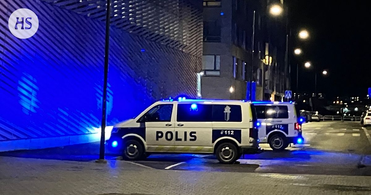 Poliisilla tehtävä pysäköintitalolla, josta kaksi tyttöä putosi viime kesänä