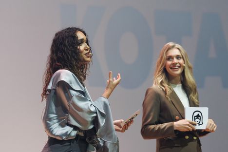 Simone Boyce lavalla Charlie Goes To -tapahtuassa lauantaina. Taustalla juontaja Mia Ehnrooth.