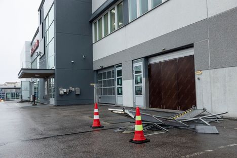 Tampereen Lokomonkadulla sijaitseva nosto-ovi oli korvattu sunnuntaina vanerilla.