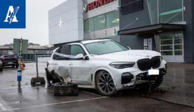 Varas ajoi Tampereen Hatanpäältä autoliikkeestä 50 000 euron arvoisen Bemarin nosto-oven läpi – pian auto päätyi ojaan