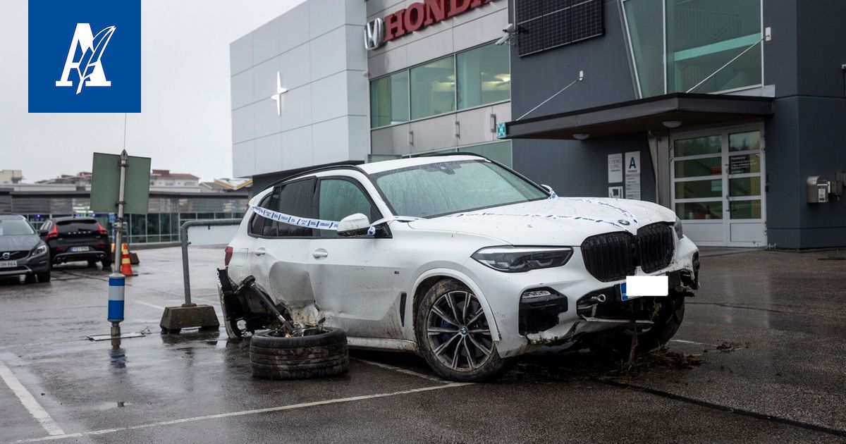 Varas ajoi Tampereen Hatanpäältä autoliikkeestä 50 000 euron arvoisen Bemarin nosto-oven läpi – pian auto päätyi ojaan