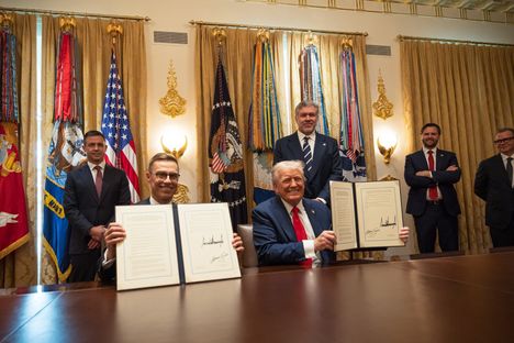 Alexander Stubb ja Donald Trump esittelivät sopimusta jäänmurtajakaupoista Valkoisessa talossa 9. lokakuuta.