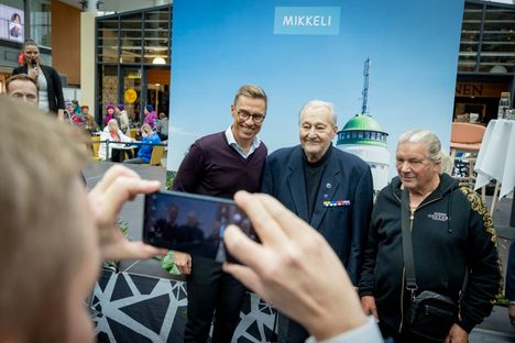 Alexander Stubbilla on maakuntamatkoillaan aikaa jäädä yhteiskuviin kansalaisten kanssa. Kuva maakuntamatkalta Mikkelistä kauppakeskus Stellasta 15. lokakuuta.