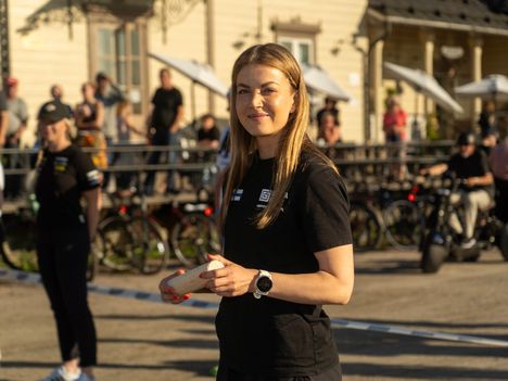 Janni Hussi luo uraa rallissa.