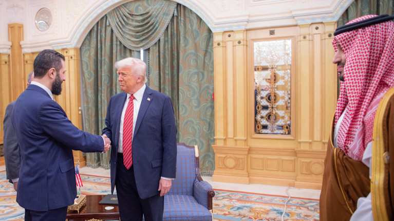 Trump kättelee sinisessä puvussa olevaa Syyrian presidenttiä. Oikealla Saudi-Arabian kruununprinssi. 