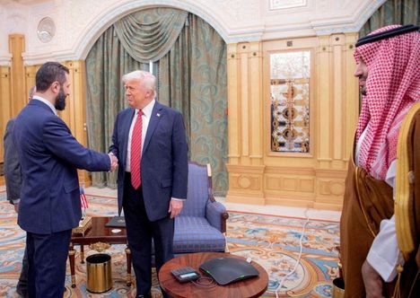 Syyrian väliaikainen presidentti Ahmed al-Sharaa (vas.) tapasi Donald Trumpin Riadissa Saudi-Arabiassa toukokuussa.