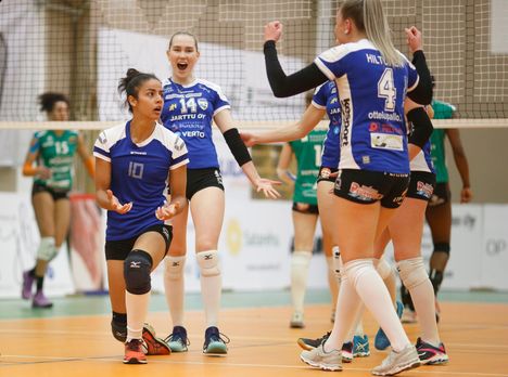 Nayara Ferreira (edessä vasemmalla) pelasi ensimmäisen ottelunsa Suomessa ja LP-Vampulassa 14. tammikuuta 2018 Kuusamon Pallo-Karhuja vastaan. Pallo-Karhut haki tuolloin Huittisista 3–1-vierasvoiton ja nousi naisten Mestaruusliigan kärkipaikalle.