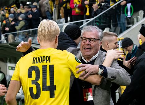 Ari Lahti on Palloliiton puheenjohtaja ja lisäksi mestaruuden voittaneen Kuopion Palloseuran pääomistaja.