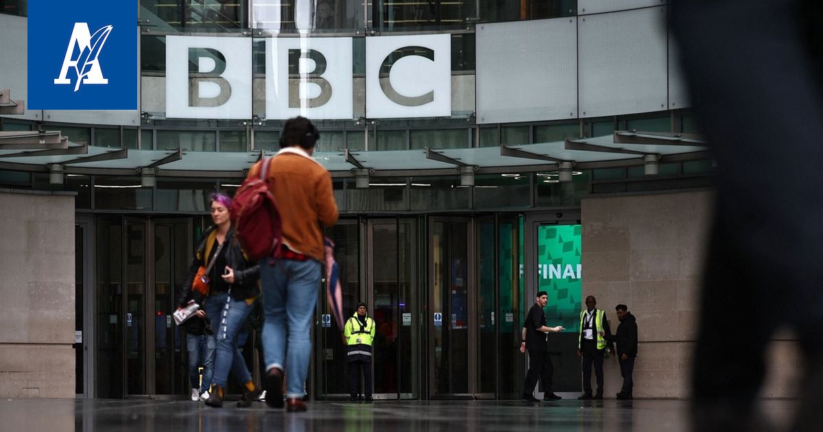 tä miljardin dollarin oikeuskanteella – yleisradioyhtiö pyysi Trump-videota anteeksi