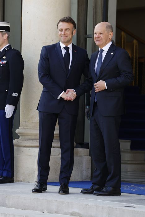 Ranskan presidentti Emmanuel Macron (vas.) ja Saksan entinen liittokansleri Olaf Scholz ovat kummatkin puhuneet Putinin kanssa puhelimessa Venäjän hyökättyä Ukrainaan.