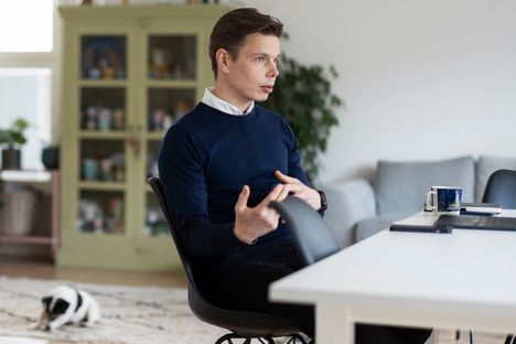 Kaupan alan analyytikko Arhi Kivilahti kotonaan Espoossa.