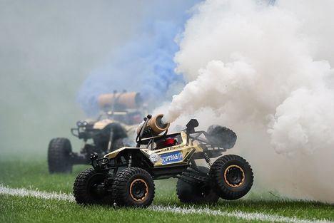 Hansa Rostockin ja HSV:n ottelussa savutettiin kauko-ohjattavilla autoilla helmikuussa 2024.