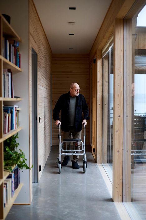 Tommy Hellsten kuvattuna kotonaan Loviisassa.