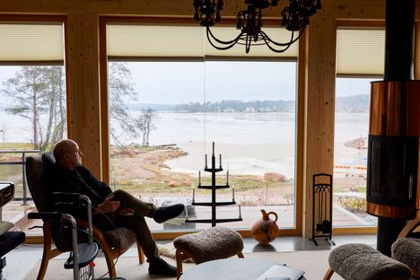 Tommy Hellsten katselee merenrantakodistaan vastarannalle, jossa hänen lapsuudenkotinsa sijaitsi Loviisassa.