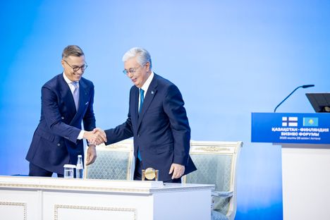 Alexander Stubb tapasi Kazakstanin presidentti Kasym-Zhomart Tokajevin toissa viikolla. Samalla lähti terveiset Moskovaan, jossa Tokajev tapaa keskiviikkona presidentti Vladimir Purinin.