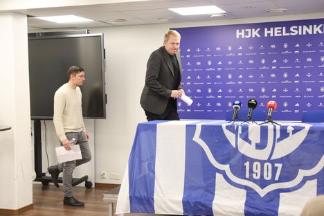 HJK:n toimitusjohtaja Aki Riihilahti (oik.) ja turvallisuuspäällikkö Samu Rantala (vas.) pitivät tiistaina tiedotustilaisuuden.
