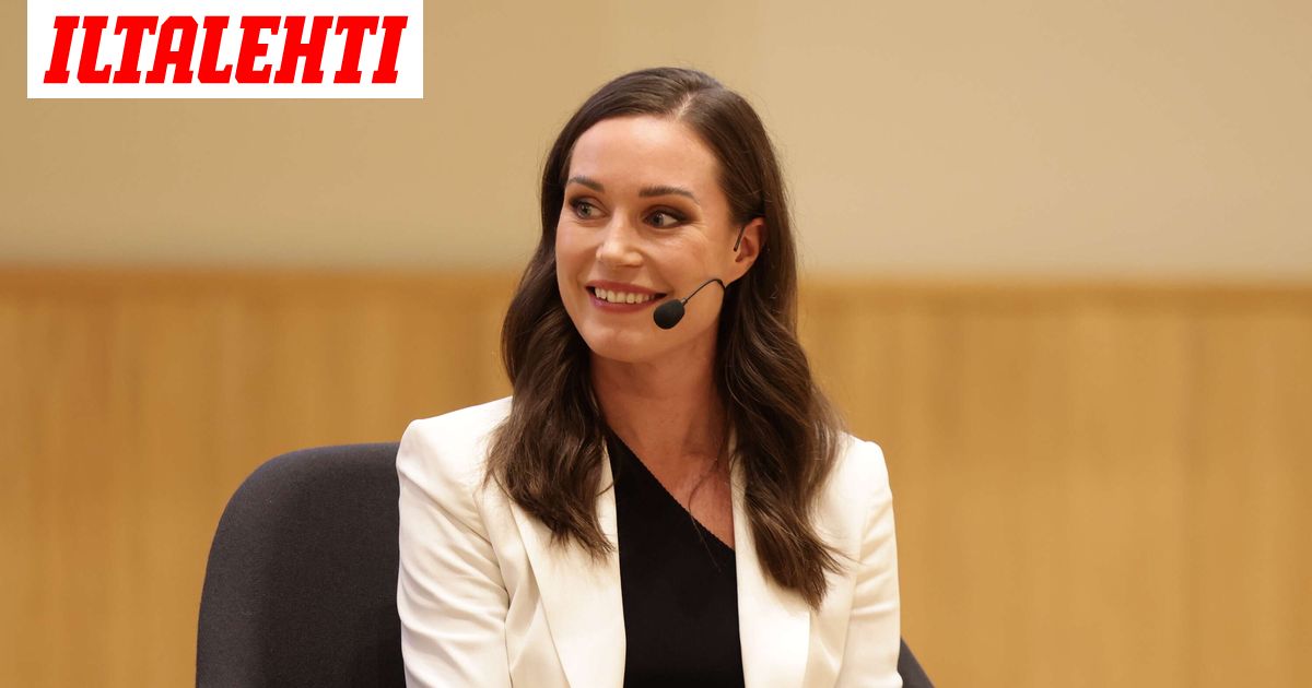 Sanna Marin julkaisi kuvia yksityisjuhlistaan – Huomio kiinnittyy sukkahousuihin