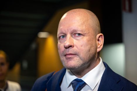 Timo Vornasta syytetään kuudesta rikoksesta: pahoinpitelystä, kahdesta laittomasta uhkauksesta, vaaran aiheuttamisesta tai vaihtoehtoisesti varomattomasta käsittelystä, ampuma-ase­rikoksesta ja ampuma-aserikkomuksesta.