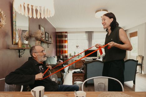 Senni Salminen kuvailee isäänsä parhaaksi kaverikseen.