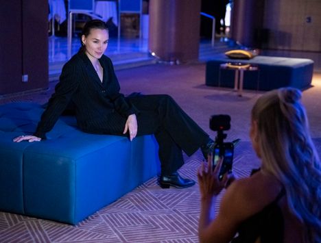 Senni Salminen ja Lotta Harala ottivat tiistain Yleisurheilugaalassa toisistaan kuvia muistoksi ja sosiaaliseen mediaan.