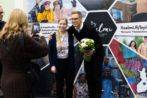 Karoliina Mäki toi presidentille kukkia ja tiukat terveiset pienyrittäjien merkityksestä.