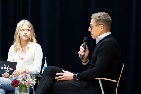 Stubb varoitti yläkoululaisia teknologian vaaroista.