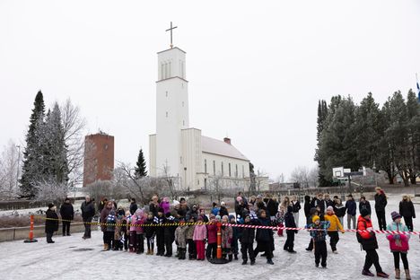 Lapset ottivat Stubbin Juhani Ahon koululla vastaan Suomen lippujen kanssa.