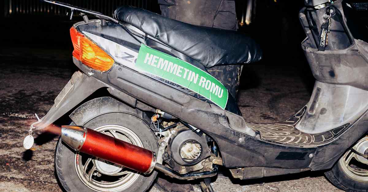 Onko mopoilijoita heitelty tavaroilla Espoossa? Poliisi arvioi väitteitä väkivallasta | Kotimaa