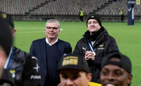 Kuopion Palloseuran omistaja Ari Lahti ja päävalmentaja Jarkko Wiss mahtuivat sunnuntain mestaruusjuhlissa vielä samaan kuvaan.