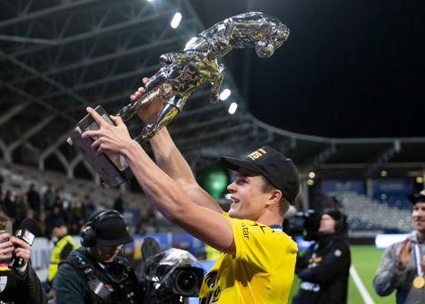 Jaakko Oksanen juhli KuPSin Suomen mestaruutta Töölön Bolt-areenalla sunnuntaina.