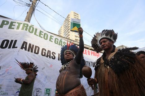 Brasilian alkuperäiskansoihin kuuluvat mielenosoittajat kerääntyivät Belemiin ilmastokokouksen yhteydessä.