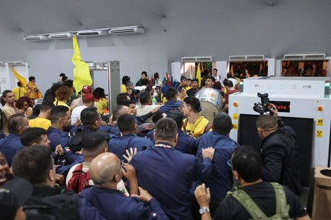 Mielenosoittajat pääsivät läpi vartijoista.