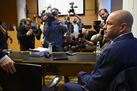 Kansanedustaja Timo Vornanen (tv) sanoi, ettei hän osaa katua toimintaansa yökerhon edustalla, koska hän ”kohteli silkkihansikkain” ihmisiä, jotka hyökkäsivät Vornasen mukaan hänen kimppuunsa.