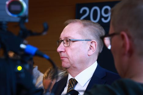 Valtionsyyttäjä Tapio Mäkinen kertoi pitävänsä käsittämättömänä, että kansanedustaja Vornanen kulki kaupungilla ase taskussa.