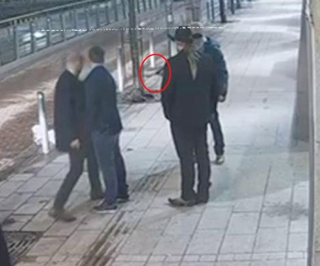 Vornanen kohotti aseensa ravintolan edustalla ja laukaisi.