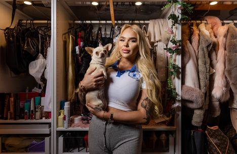 Crista Jaatinen poseerasi koiransa kanssa kesällä 2022.