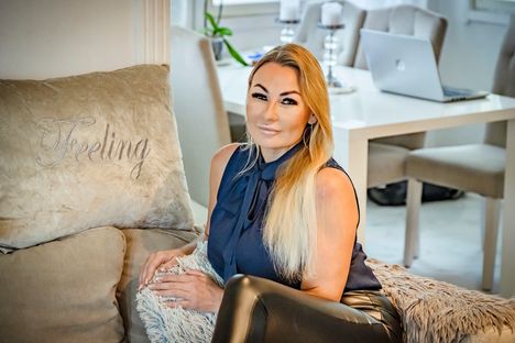 Marika Fingerroos on päässyt mukaville tienesteille Onlyfansin avulla.