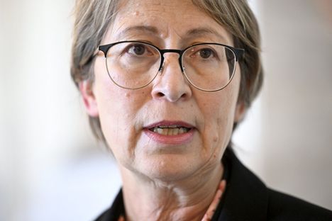 Maa- ja metsätalousministeri Sari Essayah yllätti kovilla tuloillaan.