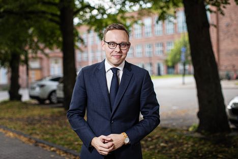 Sosiaalisessa mediassa riemastuttiin työministeri Matias Marttisen kuvamuokkauksesta.