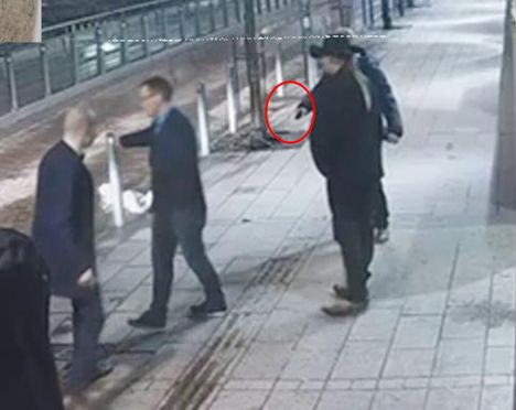 Kuvassa tilanne juuri sen jälkeen, kun Vornanen laukaisi aseensa. Vornanen seisoo stetson-hattuisen miehen takana.